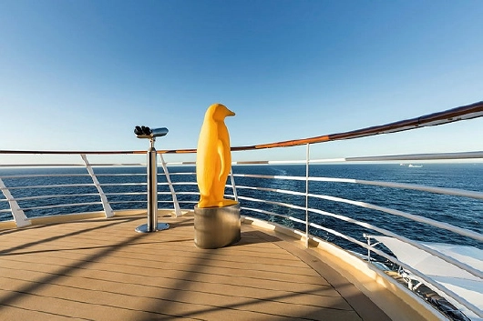 Mein Schiff 4 Aussichtspunkt mit Pinguin