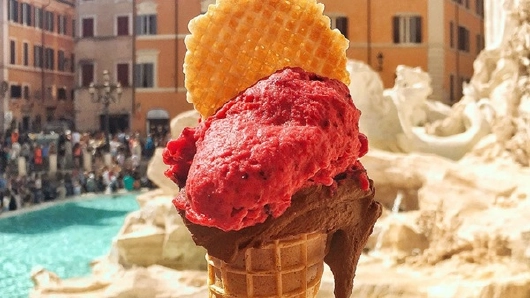 AIDA Eiswaffel am Trevi Brunnen in Rom