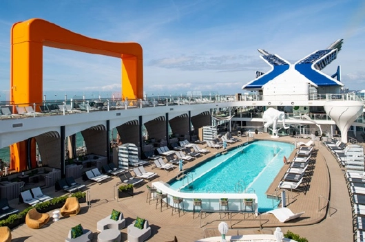 celebrity_beyond_schiff_pool_kreuzfahrten-flemming