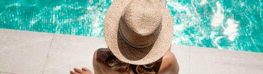 Frau am Pool