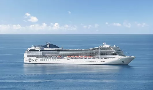 msc-cruises_poesia_schiff_kreuzfahrten-flemming MSC Poesia Schiff auf See mit Steuerbord