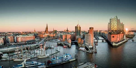 Hamburg Blick auf den Hafen und die Elbphilharmonie