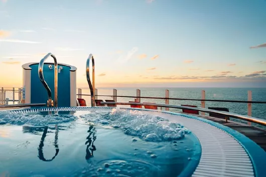 AIDAcosma Blick über den Whirlpool aufs Meer