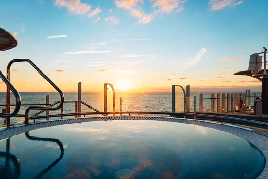 AIDAcosma pool am Heck mit Sonnenaufgang