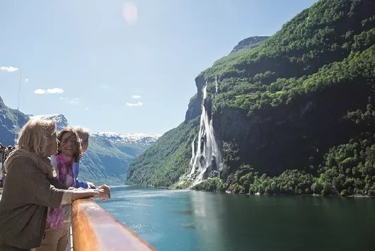 Mit Costa Kreuzfahrten im Geiranger Fjord vor den Sieben Schwestern Norwegen