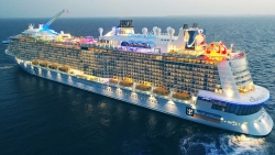 Odyssey of the Seas Kreuzfahrtschiff in der Dämmerung
