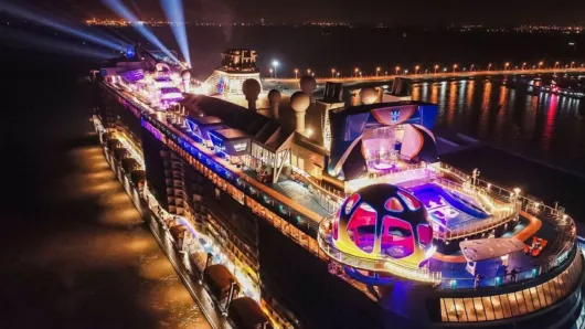 Spectrum of the Seas Kreuzfahrtschiff bei Nacht