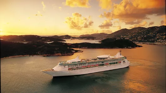 Vision of the Seas vor Landschaft