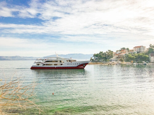 nicko cruises MS Princess in einer Bucht