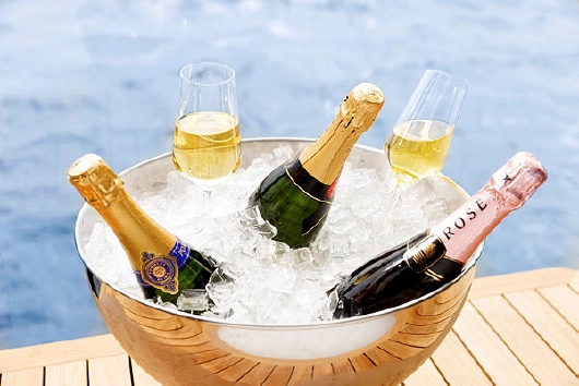 Mein Schiff 7 Champagner am Pool