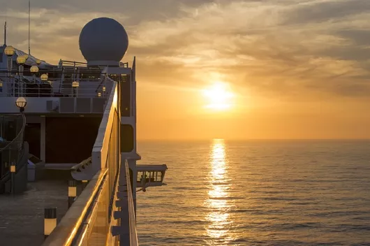 MSC Preziosa im Sonnenuntergang