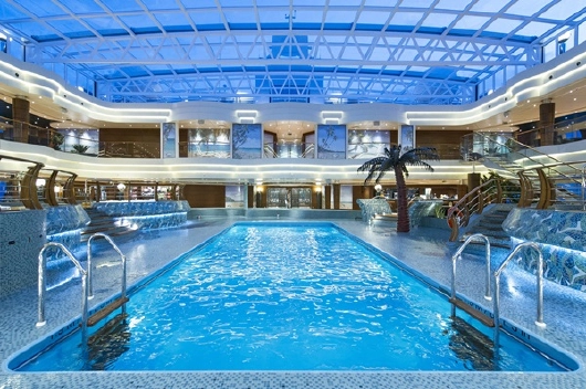 MSC Preziosa überdachter Innenpool
