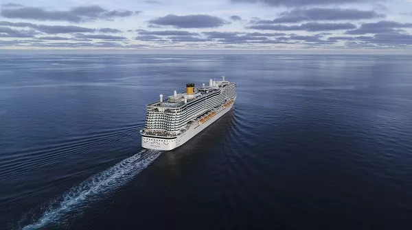 Costa Toscana Schiff auf See mit Heckwelle