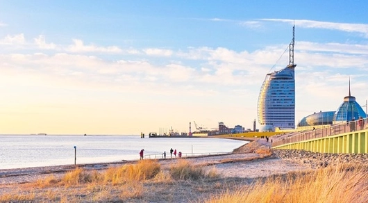 Bremerhaven Strand mit Atlantic Hotel