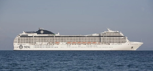 MSC Orchestra Schiff auf Steuerbord