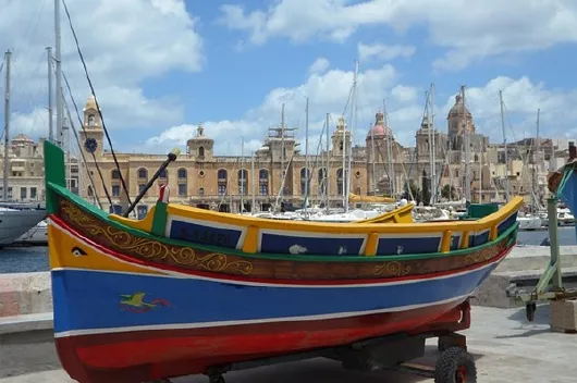 Fischerboot in Valletta Malta im Mittelmeer