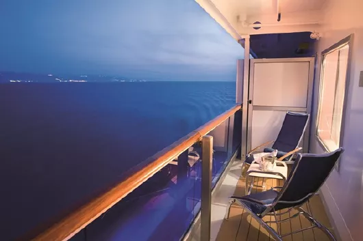 Auf dem Balkon eines Costa Kreuzfahrtschiffes bei Nacht