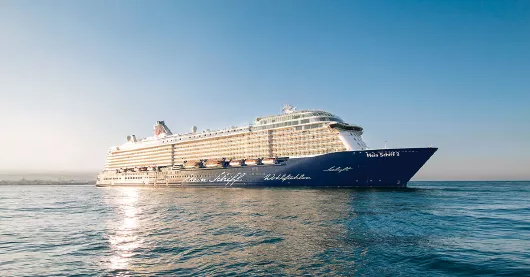 Mein Schiff 3 Seitenansicht  in der Abendsonne