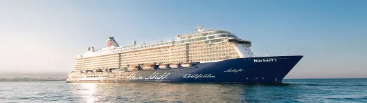 Mein Schiff 3 Seitenansicht in der Abendsonne