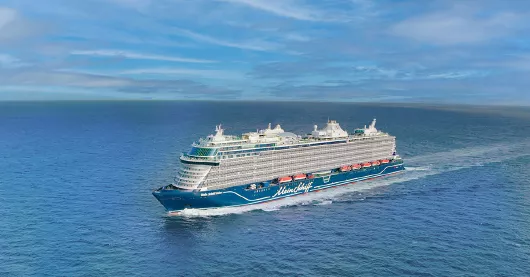 Mein Schiff Relax auf See Seitenansicht