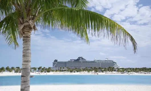MSC Kreuzfahrtschiff am Strand in Ocean Cay Bahamas