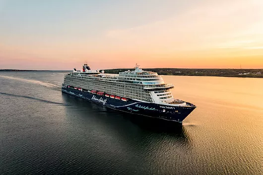 Mein Schiff 1  Einlaufen in Sydney Australien bei Sonnenuntergang