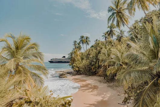 Explora Journeys Karibik Insel mit Schiff am Horizont