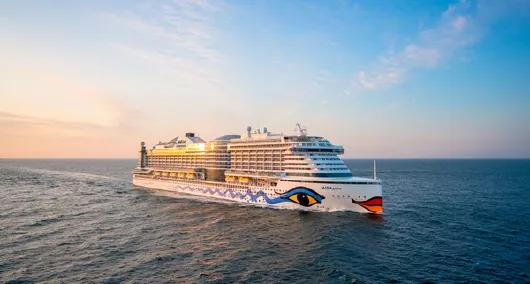 AIDAprima Schiff auf See mit Sonne