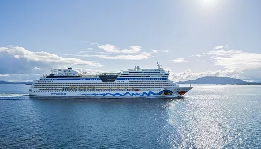 AIDAsol Schiff auf See mit Gegenlicht