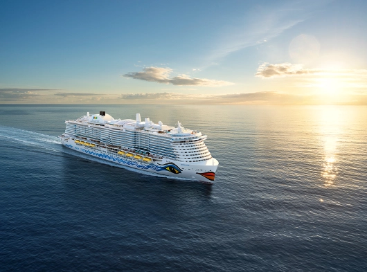 AIDAcosma Schiff auf See mit Sonnenuntergang