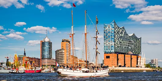 Hamburger Hafen mit Elbphilharmonie