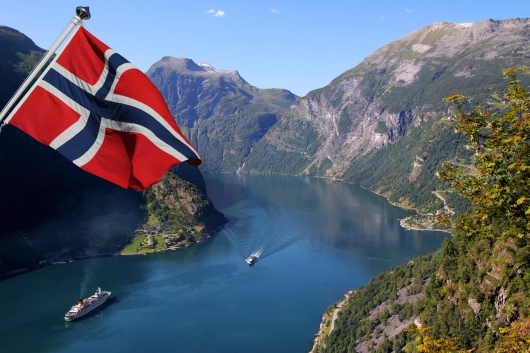 Geiranger Fjord Norwegen mit norwegischer Flagge