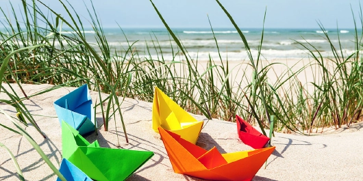 Düne mit Papierschiffchen