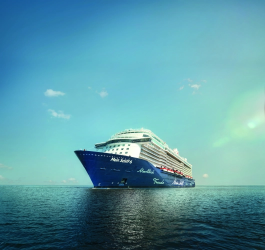 Mein Schiff 6 auf See Bugansicht