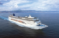 MSC Armonia auf See Seitenansicht