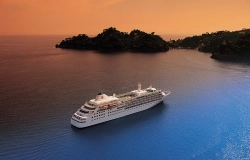 Silversea Cruises Silver Cloud in der Abenddämmerung auf See